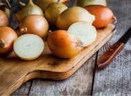 خاصیت های مفید آب پیاز برای ریزش موها