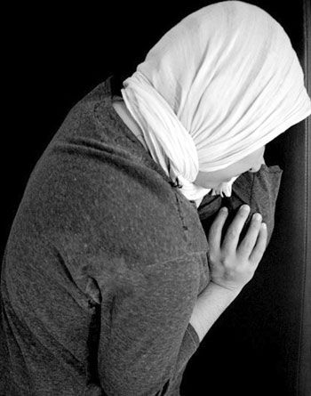 مردی که به خاطر قمار پرده بکارت دخترش را شرط بست +عکس
