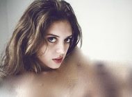 خانم دکتر زیبا برای درمان بیمارانش کاملا برهنه می شود +عکس های این خانم دکتر