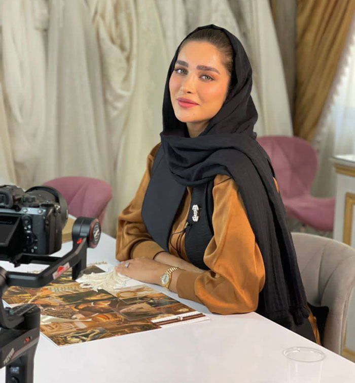 عکس سیده آناشید حسینی با شوهرش در حال گردش