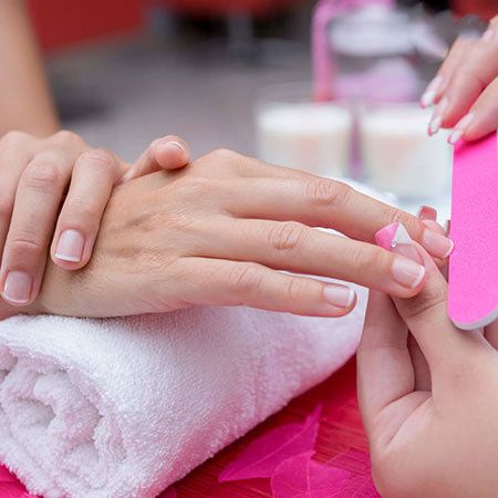 نکاتی در مورد لاک زدن ناخن | چگونه مانیکوریست خودمان باشیم؟