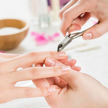 نکاتی در مورد لاک زدن ناخن | چگونه مانیکوریست خودمان باشیم؟