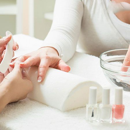 نکاتی در مورد لاک زدن ناخن | چگونه مانیکوریست خودمان باشیم؟