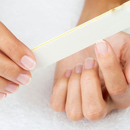 نکاتی در مورد لاک زدن ناخن | چگونه مانیکوریست خودمان باشیم؟