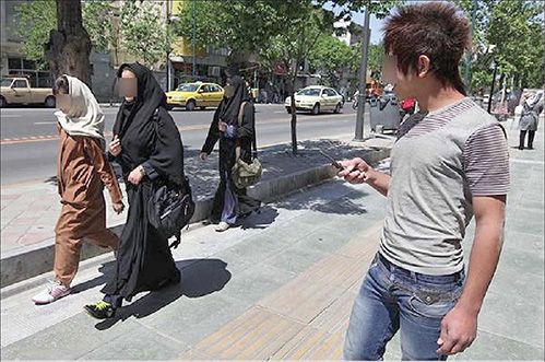 جرم متلک پرانی به زنان و مزاحمت خیابانی + نحوه شکایت و رسیدگی به جرم