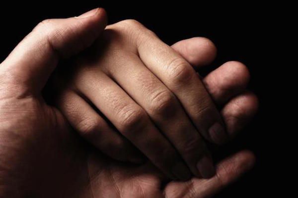 چگونه به همسر عزادار دلداری دهیم؟ | روش های تسکین دادن به همسر داغدار