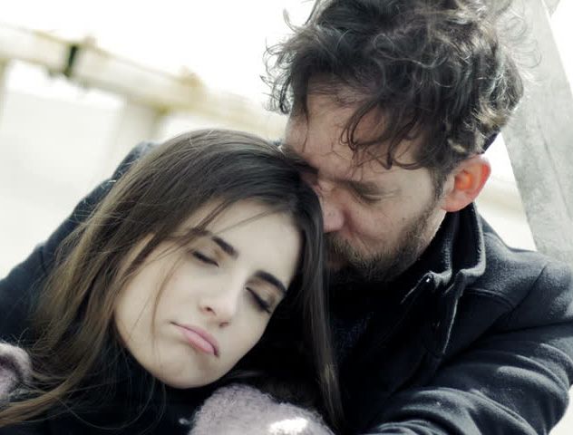 چگونه به همسر عزادار دلداری دهیم؟ | روش های تسکین دادن به همسر داغدار