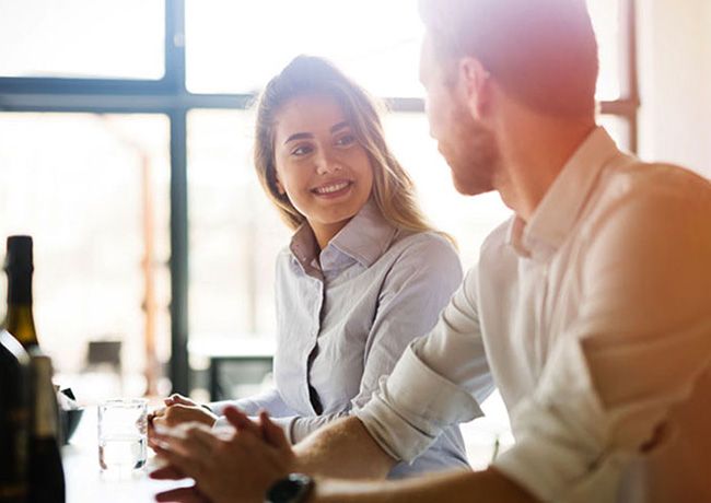 چگونه به دختر مورد علاقه مان پیام بدهیم؟ | راهکارهای مفید و کاربردی