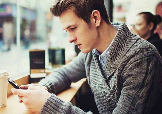 چگونه به دختر مورد علاقه مان پیام بدهیم؟ | راهکارهای مفید و کاربردی