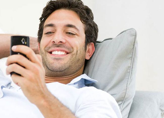 چگونه به دختر مورد علاقه مان پیام بدهیم؟ | راهکارهای مفید و کاربردی