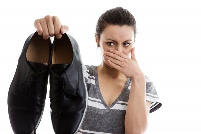 ساده ترین روش ها برای از بین بردن بوی بد کفش و پاها