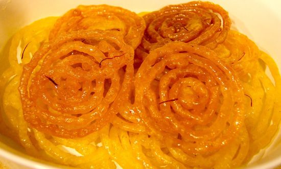 طرز تهیه زولبیا و بامیه به روش قنادی و مجلسی برای ماه رمضان + روش های تزیین مجلسی