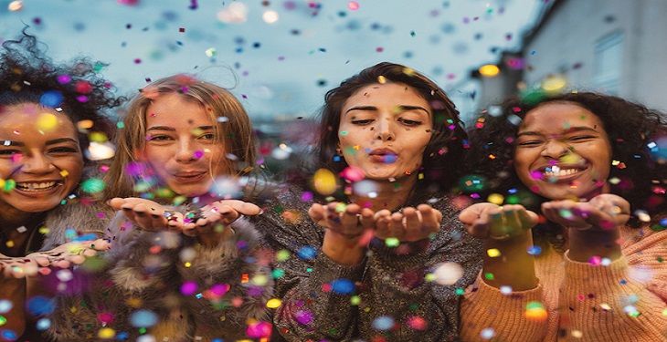 روش های انتخاب لباس زنانه در مهمانی‌ های دوستانه