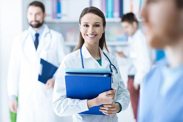 تعبیر خواب پزشک | دیدن پزشک و درمانگاه در خواب چه معنایی دارد؟