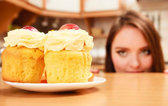 تعبیر خواب شیرینی | شیرینی خوردن یا تعارف کردن شیرینی در خواب چه تعابیری دارد؟