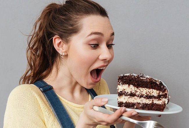 تعبیر خواب شیرینی | شیرینی خوردن یا تعارف کردن شیرینی در خواب چه تعابیری دارد؟
