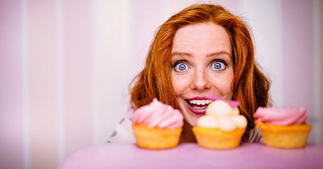 تعبیر خواب شیرینی | شیرینی خوردن یا تعارف کردن شیرینی در خواب چه تعابیری دارد؟