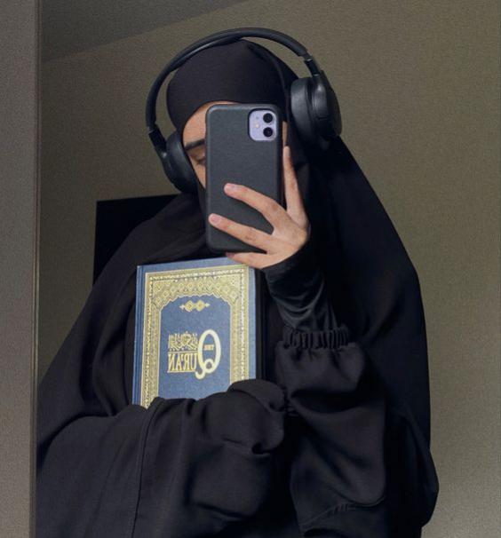 سلفی دختر با حجاب با قرآن