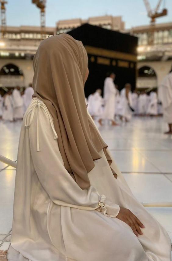عکس دختر با حجاب در خانه خدا