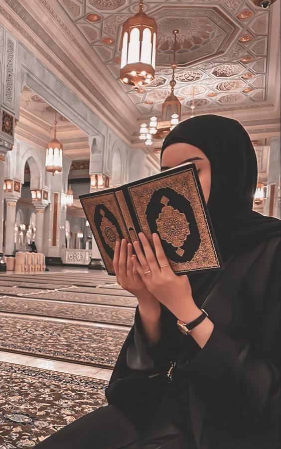 عکس دختر با حجاب در حال قرآن خواندن