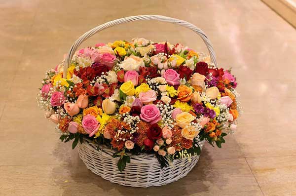 نمونه سبد گل طراحی شده با گل های رنگی متفاوت