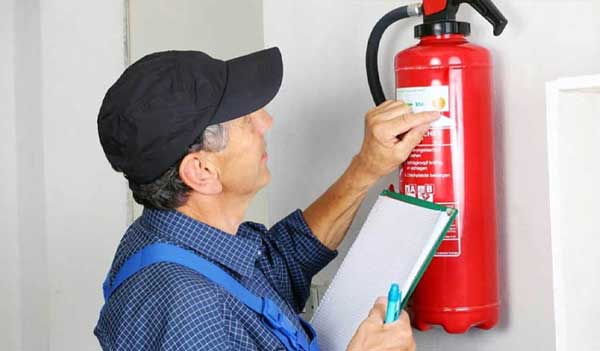 یک کارشناس در حال بررسی اطلاعات مرتبط با شارژ کپسول