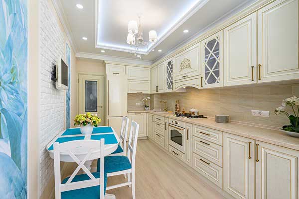 کابینت سفید نئوکلاسیک آشپزخانه کوچک