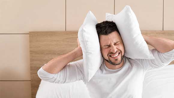 چرا تخت خواب صدا می‌دهد؟ 7 علت رایج و روش‌های رفع جیرجیر تخت