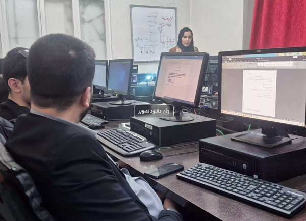 تصویری از هنرجویان و استاد در کلاس کامپیوتر در آموزشگاه کامپیوتر