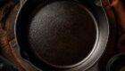 راهنمای جامع خرید تابه چدن و ترفندهای تشخیص جنس اصل از تقلبی؛ چرا هر خانه به یک ماهیتابه چدنی ماندگار نیاز دارد؟