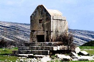 مقبره ای شبیه آرامگاه کوروش در دشتستان