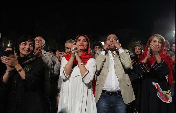 رامبد جوان در حال سوت زدن در کنار همسرش
