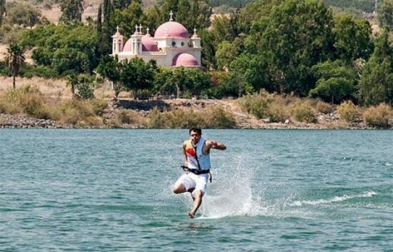 عکسهای عجیب و باور نکردنی از دویدن مردی روی آب 