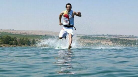 عکسهای عجیب و باور نکردنی از دویدن مردی روی آب 