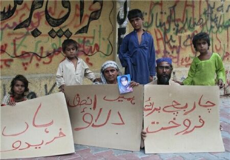 پدری که بخاطر فقر کودکان خود را می فروشد +تصویر