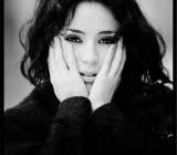 دختر بسیار عجیبی که اگر بخندد بدنش فرو می ریزد + عکس