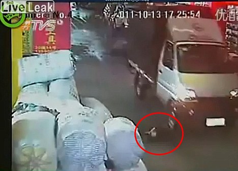 حادثه دلخراش زیر گرفتن یک دختر بچه چینی + تصویر