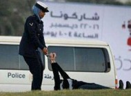 کشیدن دختر بحرینی روی زمین!! + عکس