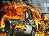 دختر عصبانی ماشین دوست پسرش را آتش زد!! + عکس