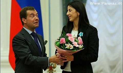 عکس هایی از قیافه نخست وزیر محترم در دیدار با خانوم ها