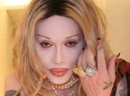 خواننده سرشناسی که درحال تبدیل شدن به یک زن می‌باشد