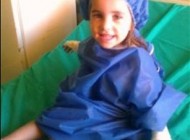 دختری 3 ساله که میمون باغ وحش انگشتش را خورد + عکس