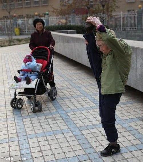 حرکات جالب و باورنکردنی بانوی ۸۲ ساله + عکس