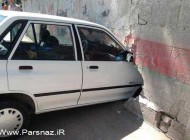 تخریب باورنکردنی دیوار بتونی توسط پراید (عکس)