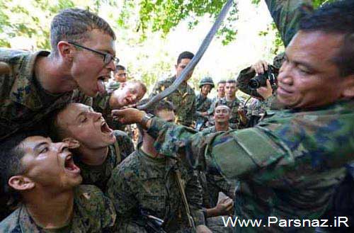 عکس های وحشتناک از خوردن خون مار کبری توسط نظامیان