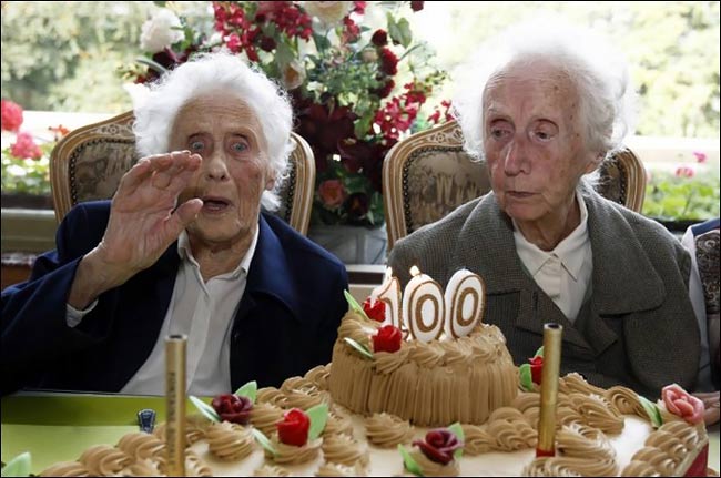 جشن تولد دوقلوهای 100 ساله جهان در بلژیک..(تصاویر)