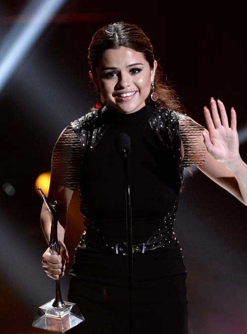 سلناز گومز را در مراسم  Young Hollywood Awards (عکس)