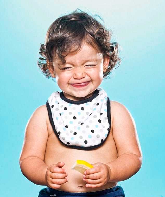 عکس های خنده دار قیافه کوچولو ها بخاطر خوردن لیمو