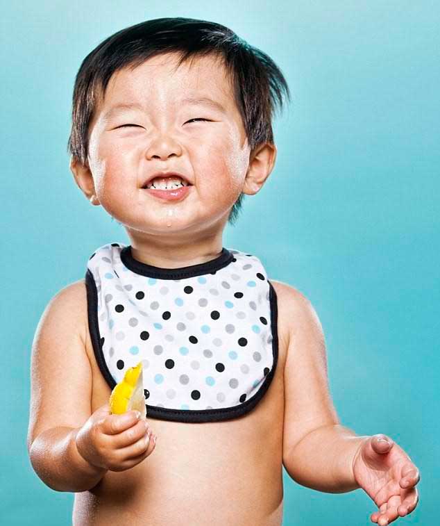 عکس های خنده دار قیافه کوچولو ها بخاطر خوردن لیمو