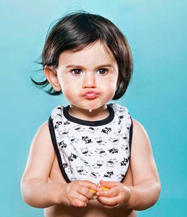 عکس های خنده دار قیافه کوچولو ها بخاطر خوردن لیمو